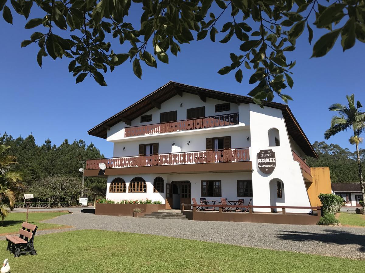 Hotel Bergblick 2*